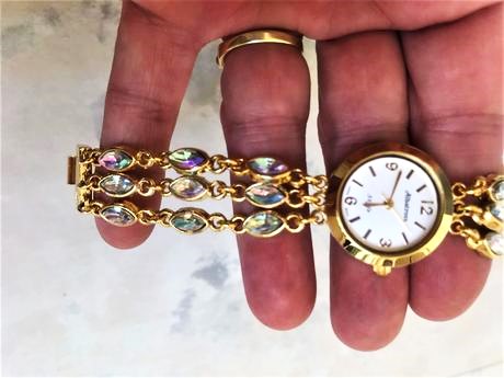 Zaujímavé hodinky s opálovými očkami,