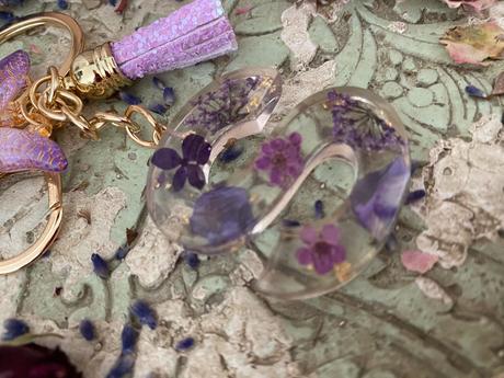 Ručne vyrobené živicové kľúčenky, 