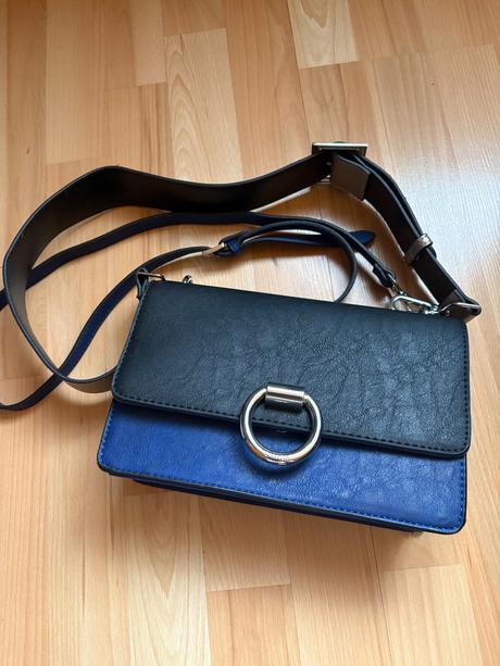 Malá kabelka, carpisa