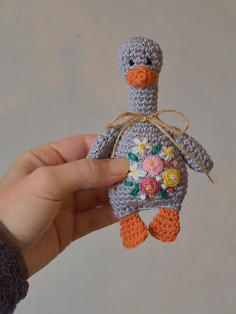 Húska s vyšívanými kvietkami,