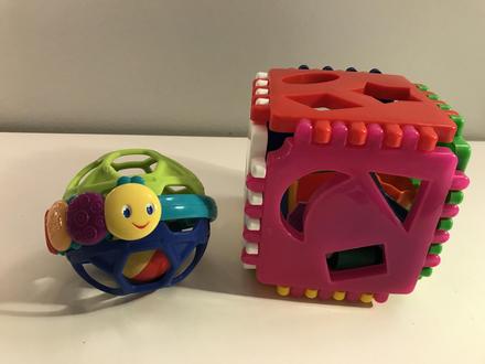 Hračky - lopta a kocka,