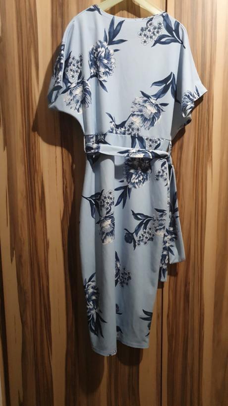 Modre kvietkove saty, 36