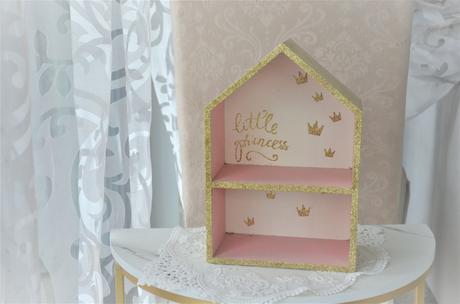 Drevená polica-domček,