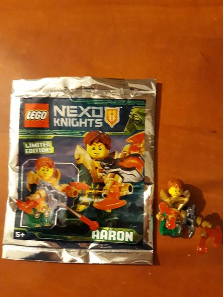 Lego minifigúrka nexo knights aaron,