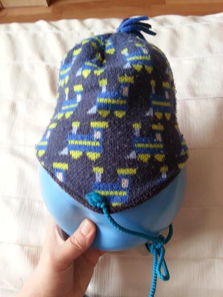 Modra ciapka s motivom vlacika, 56