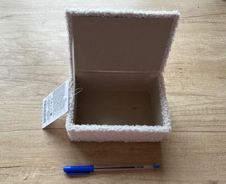 Nová bledá krabička šperkovnica, 