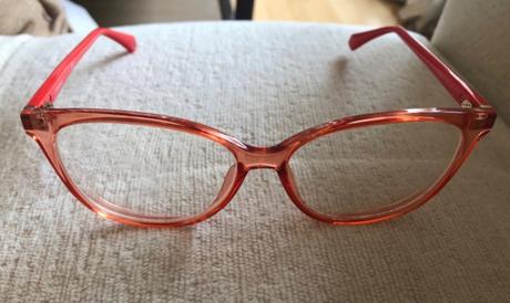 Červený plastový rám na okuliare polaroid, polaroid