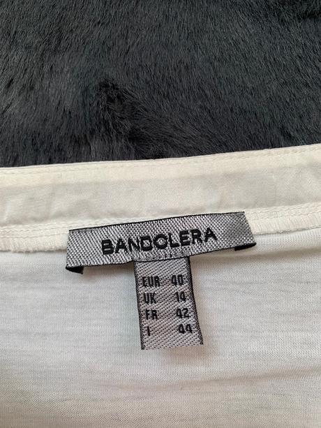 Biela bluzka s kratkym rukavom vystrih do v, bandolera,l