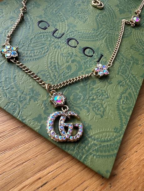 Krásny nový náhrdelník gucci s odleskami, gucci