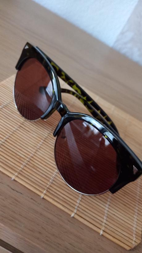 Slnečné okuliare, pieces