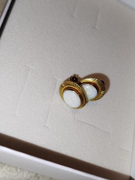 Zlaté náušnice s opalom,