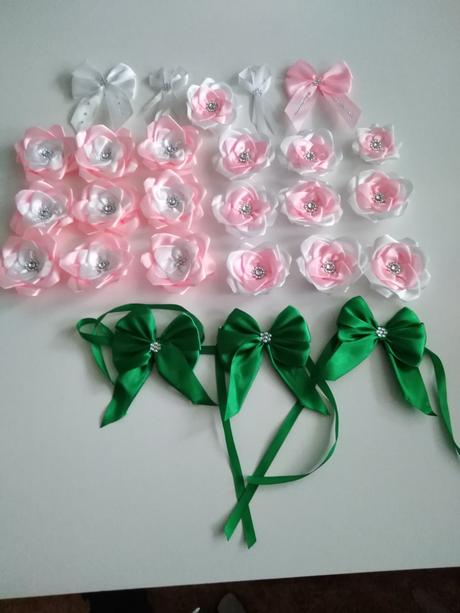 Kvietky na fotostenu a mašle pre družičky, 