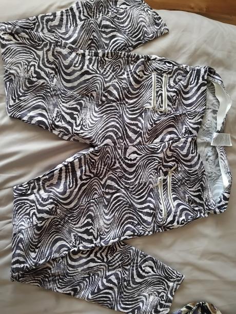 Nohavice ajanina, 42