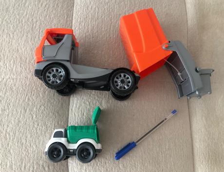 2 plastové smetiarske autá,