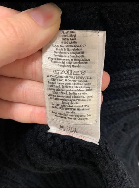 Tmavomodrý sveter ma gombíky, s