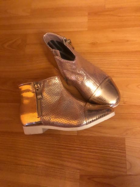 Krásne nové elegantné topánky, 25