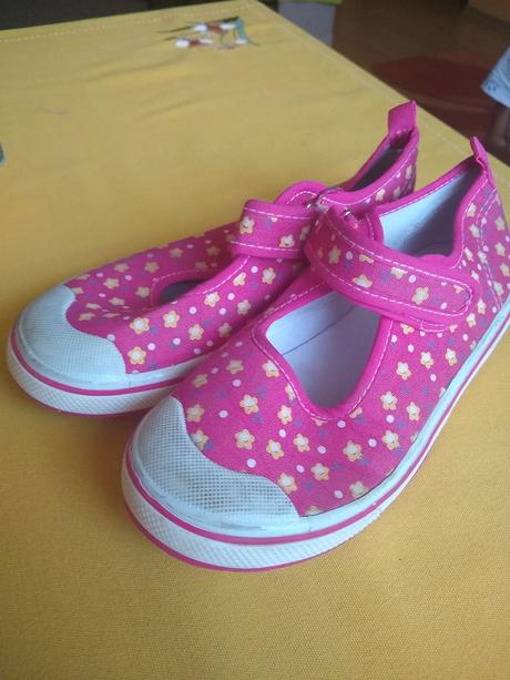 Kvietkované tenisky, 33