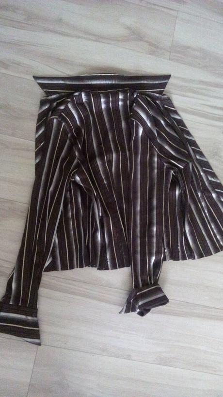 Pásikavá košeľa, 42