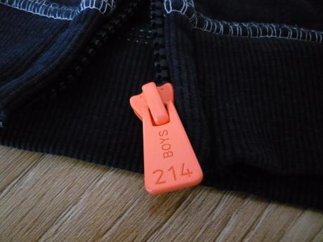 Tmavomodrá mikina, 104