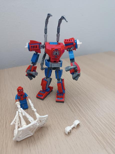 Lego marvel 76146 spidermanov robot,