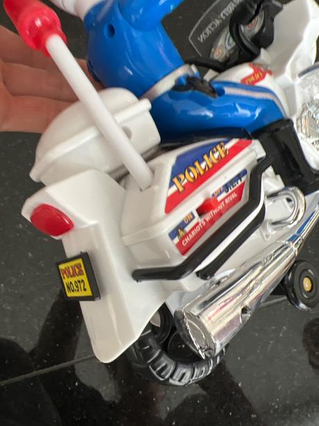 Policajt na motorke jazdí hučí siréna trúbi svieti,