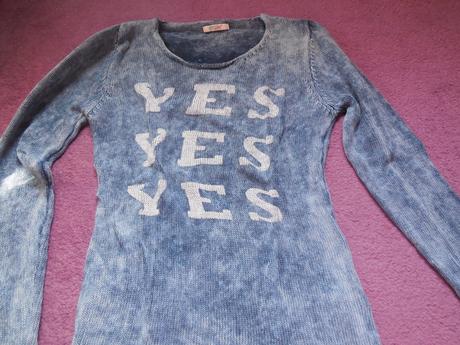 Modré tričko alebo pulover, s