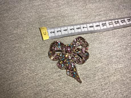 Krásna brošňa mašľa s kamienkami,