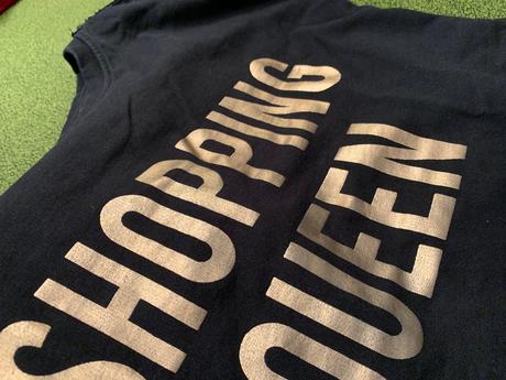 Šaty s nápisom, 134