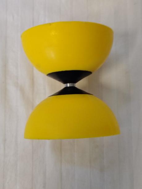 Stredné žonglérske gumové žlté diabolo, priemer 10,