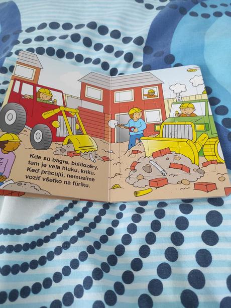 Kniha na stavbe s puzzle,