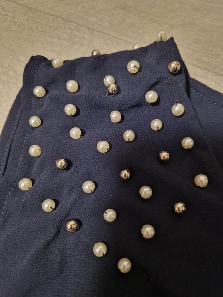 Šaty s perličkami, s