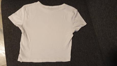 Biely crop top s ceresnami, s