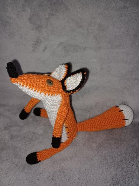 Háčkovaná líška, 