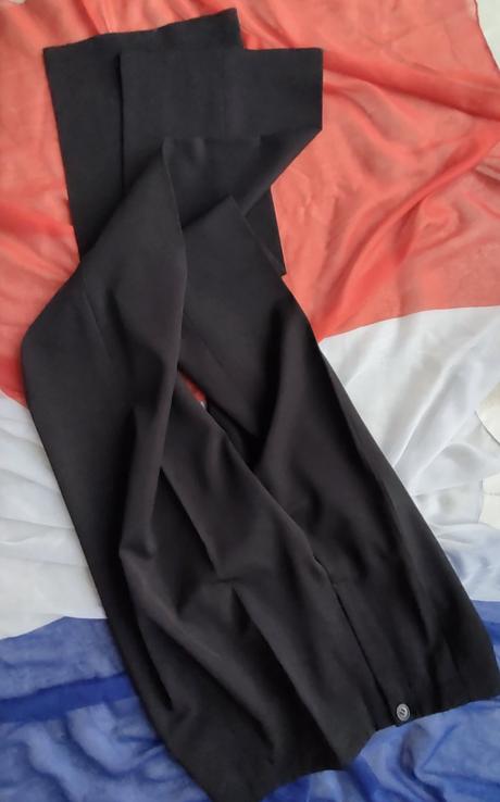 Čierne nohavice s pukmi, 40