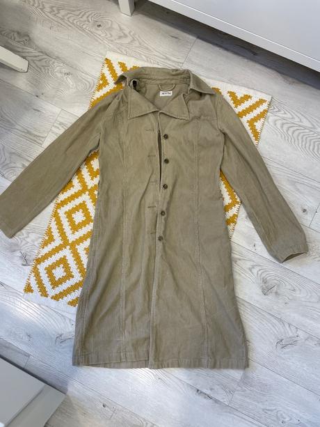 Menčestrový kabát, s