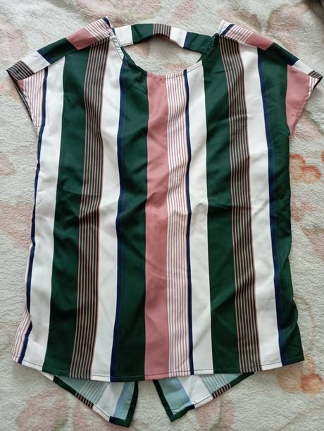 Blúzka so zaujímavým chrbtom, s