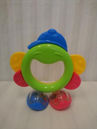 Plastová farebná hrkálka,modrá šiltovka, 14 cm, 