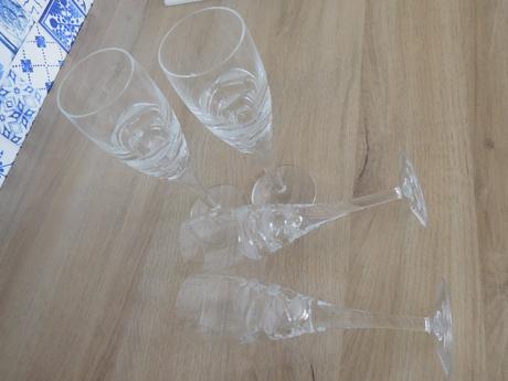 Sklenené poháre na nožičke, 