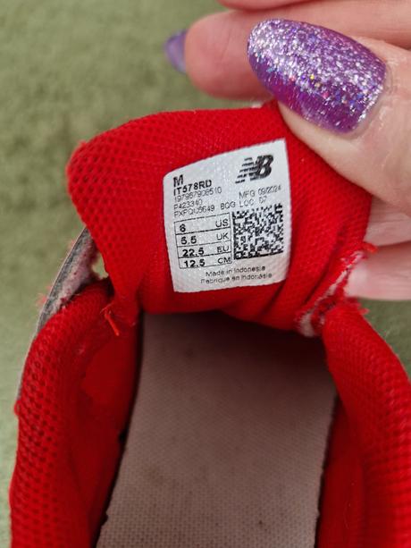 Červene tenisky, new balance,22