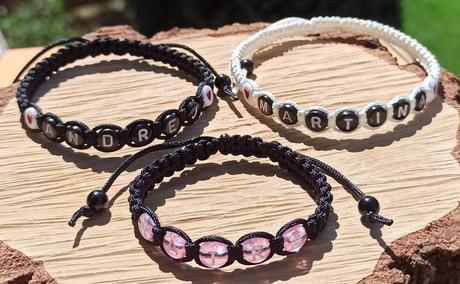 Náramky s  menami  alebo iniciálami, 
