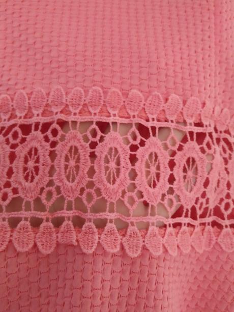 Šaty s čipkovým pásom, 