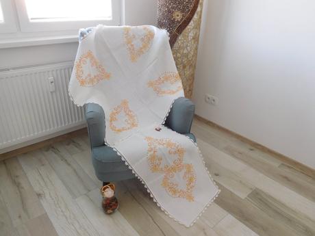 Obrus s oranžovým vzorom,