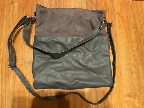 Šedá kabelka,