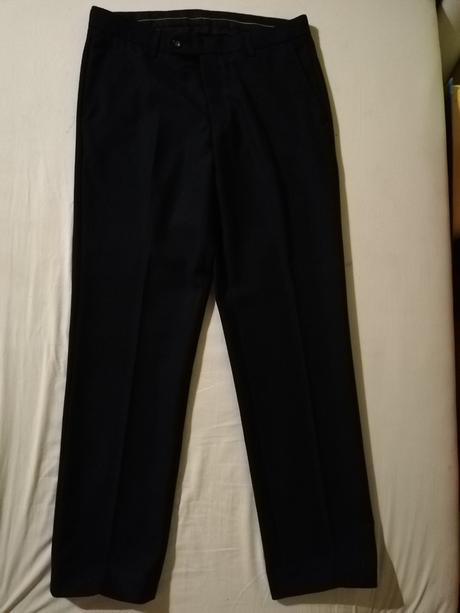 Jedenkrát oblečený pánsky oblek, 48