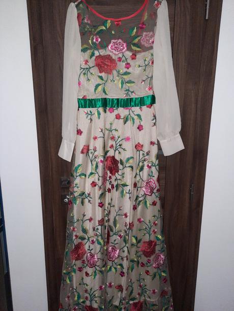 Vyšívané šaty, 38