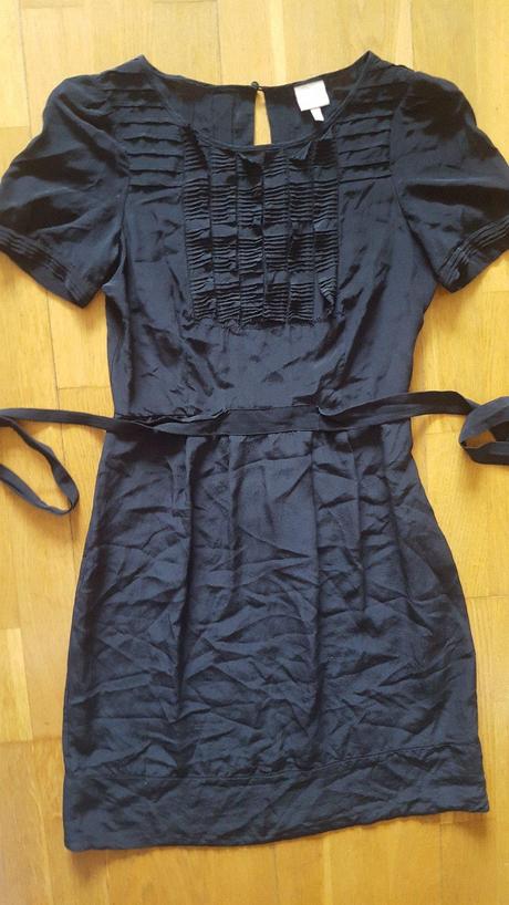 Jemné čierne šaty, 36