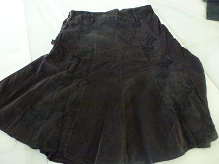 Hnedá menžestrová sukna s vyšívanými kvetmi, m