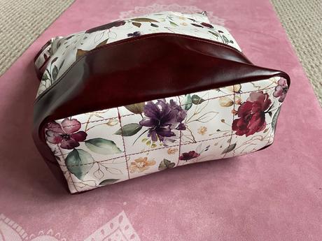 Kvetovaná kabelka, 