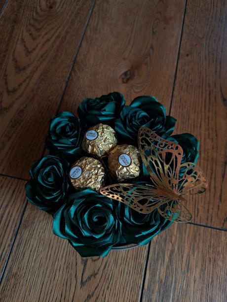 Luxusný darčekový box s ružami, ferrero rocher a m,
