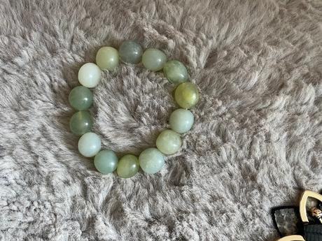 Naramok z polodrahokamu jadeit, 